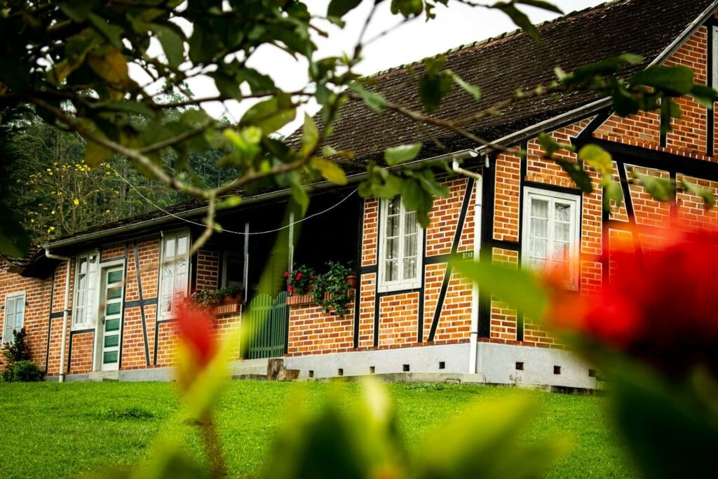 Backsteinhaus aus einem Busch heraus fotografiert
